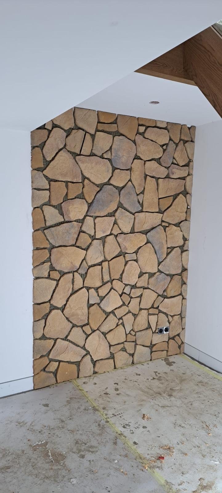 Wand bekleed met natuursteen, close-up van het legpatroon