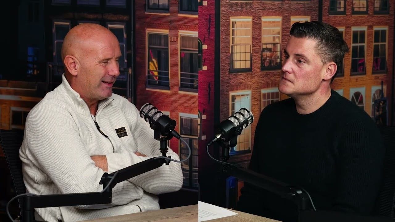 Marc Veenstra en podcastmaker Jeroen Hendrikse aan tafel in de studio, met microfoons