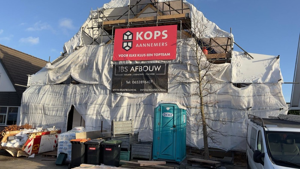 Woning in Heiloo ingepakt in steigerdoek tijdens de uitvoering