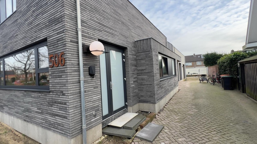 Langsgevel met steenstrips, een nieuwe deur en kozijnen in Heiloo