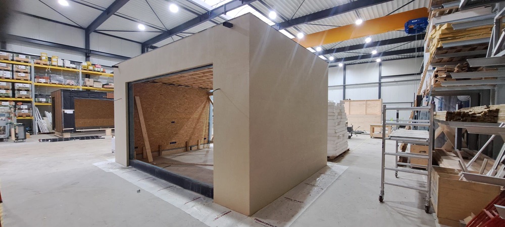 Prefab module in de werkhal met EPS en een mortelweefsellaag, vóór de steenstrips