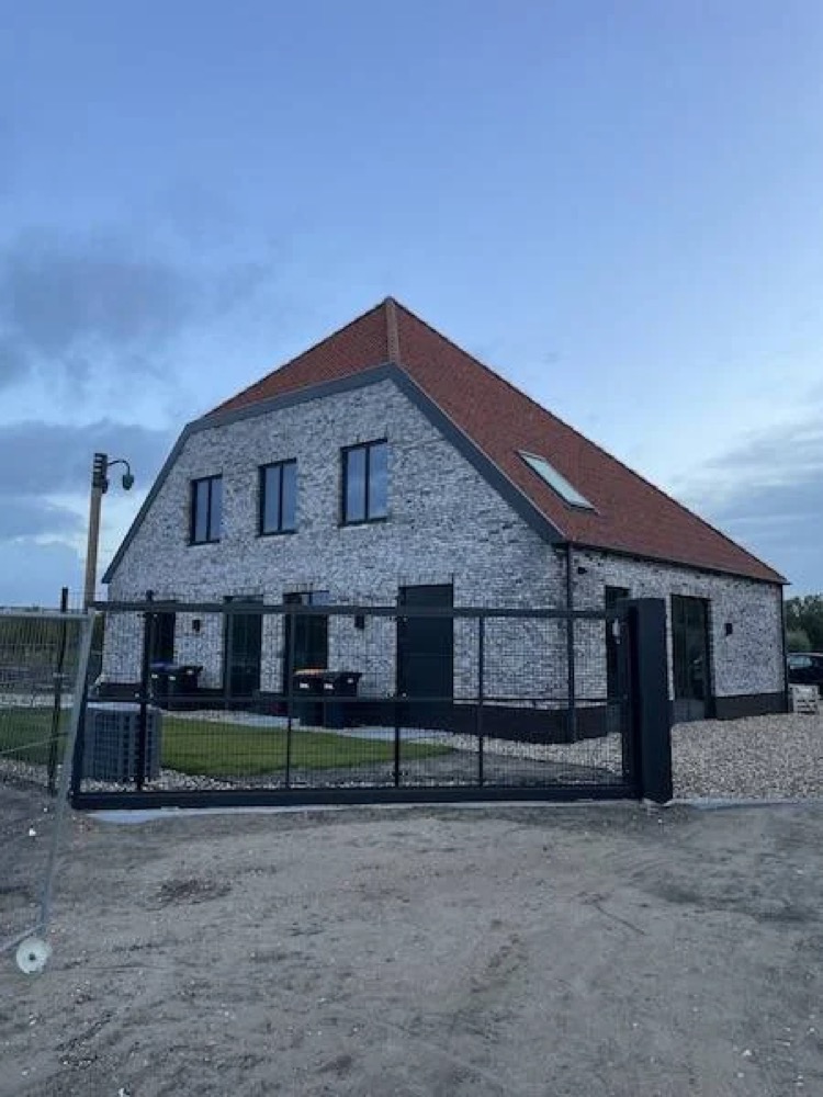 Woning met lichte gevel en rood pannendak in Alkmaar