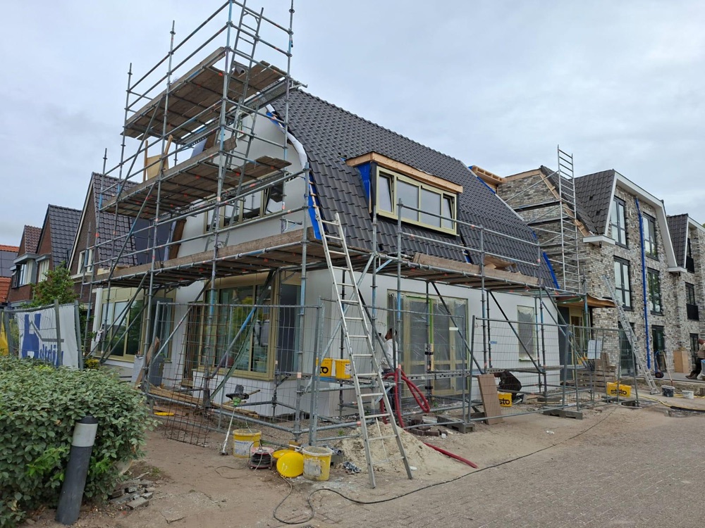 Voorhuis op Texel in de steigers tijdens het aanbrengen van de gevelisolatie