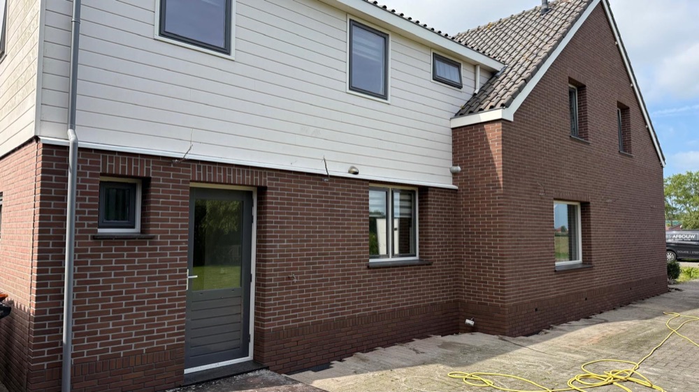 Achterzijde van de woning in Breezand met steenstrips op de begane grond