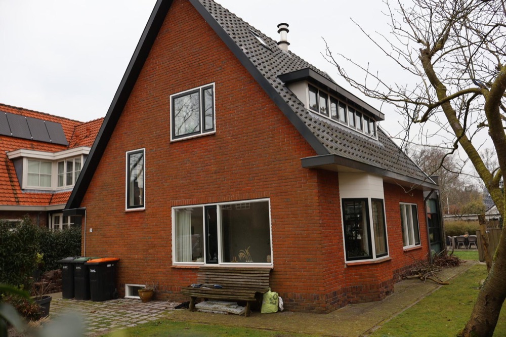 Woonhuis met puntgevel in Bergen vóór de gevelisolatie, met een gevel van rode baksteen