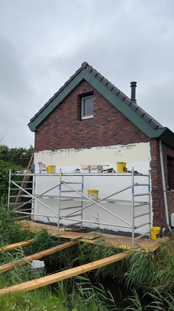 Woonhuis in Callantsoog met een half bekleedde gevel en steiger