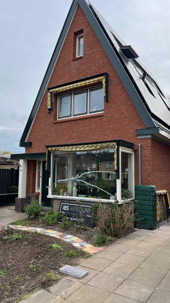 Puntgevel van het woonhuis in Heiloo na de renovatie, vanaf de straat