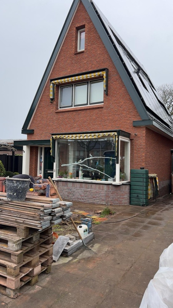 Woonhuis in Heiloo met pallets materiaal op de oprit