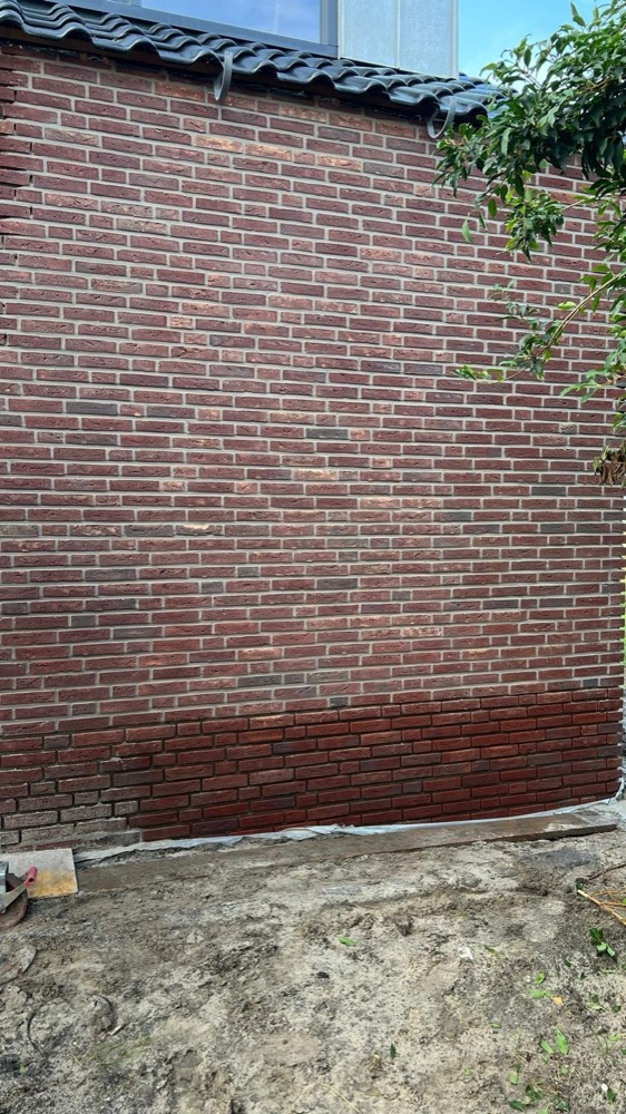 Gevelvlak met donkerrode steenstrips in een kleiner formaat in Langedijk