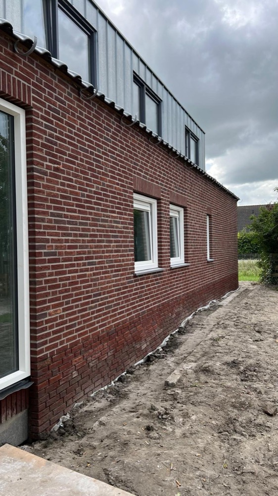 Gevelhoek van de aanbouw met steenstrips in Langedijk