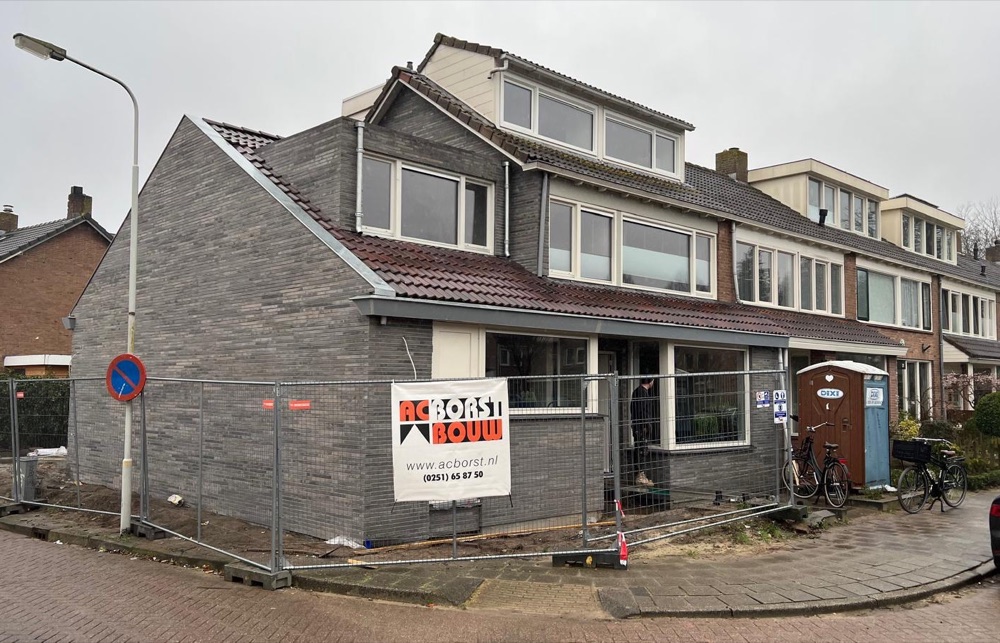 Hoekwoning in Limmen met een kopgevel van gemêleerd grijze steenstrips